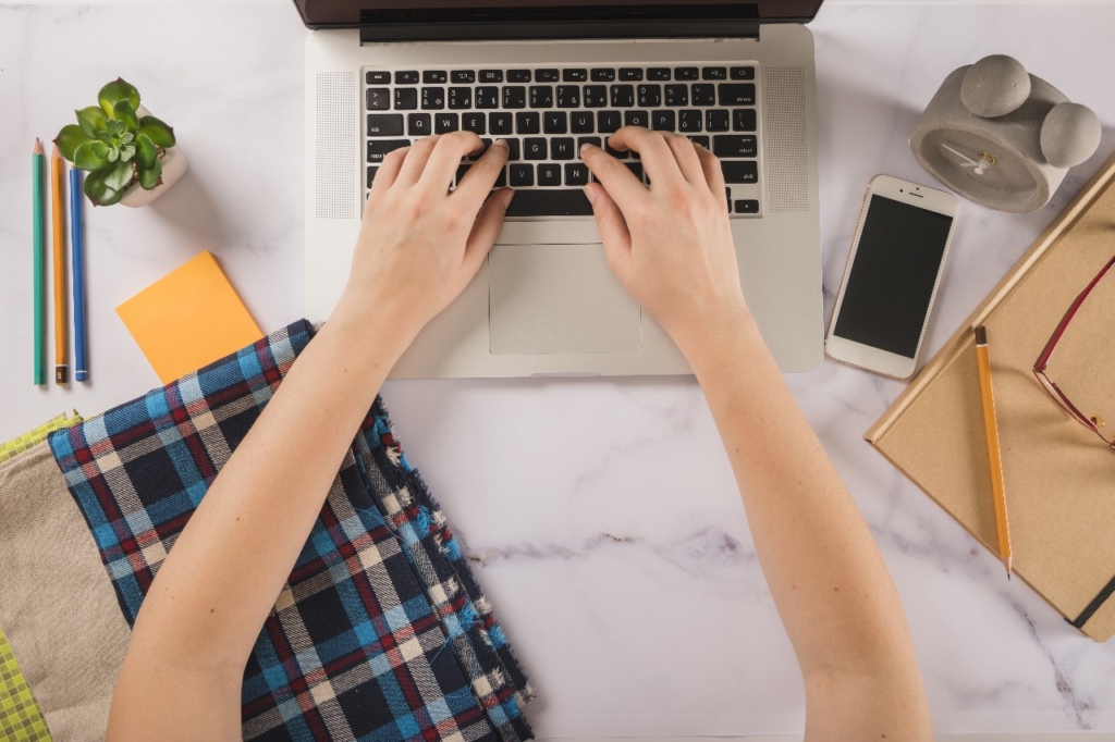 laptop-layout-landscape-in-desk